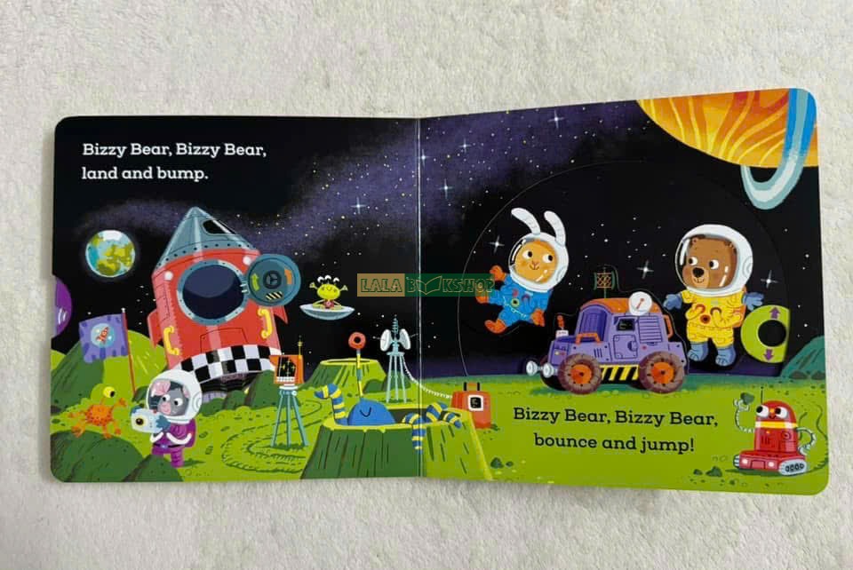 Bộ sách tương tác chuyển động Bizzy Bear – Khơi dậy trí tò mò và phát triển kỹ năng cho bé từ 6 tháng tuổi 14 Bizzy Bear: Space Rocket