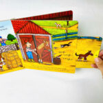 Sách On the Farm – Bé khám phá nông trại qua sách kéo trượt