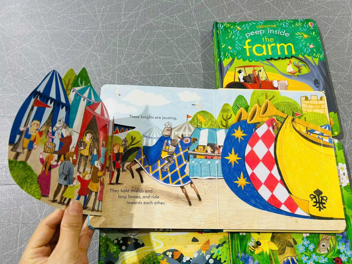 Hình minh họa sinh động trong sách Usborne Peep Inside giúp bé học tiếng Anh tự nhiên Hình minh họa sinh động trong sách Usborne Peep Inside giúp bé học tiếng Anh tự nhiên