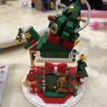 🎄 BỘ LẮP GHÉP NGÔI NHÀ GIÁNG SINH – CÂY THÔNG & ÔNG GIÀ NOEL LELEBROTHER (909–924 CHI TIẾT) 10 z7171168433412 b4f38e056f365541ca584780ca588b6c