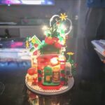 🎄 BỘ LẮP GHÉP NGÔI NHÀ GIÁNG SINH – CÂY THÔNG & ÔNG GIÀ NOEL LELEBROTHER (909–924 CHI TIẾT) 11 z7171168434278 72b40c9e602111335374544ad51ed494