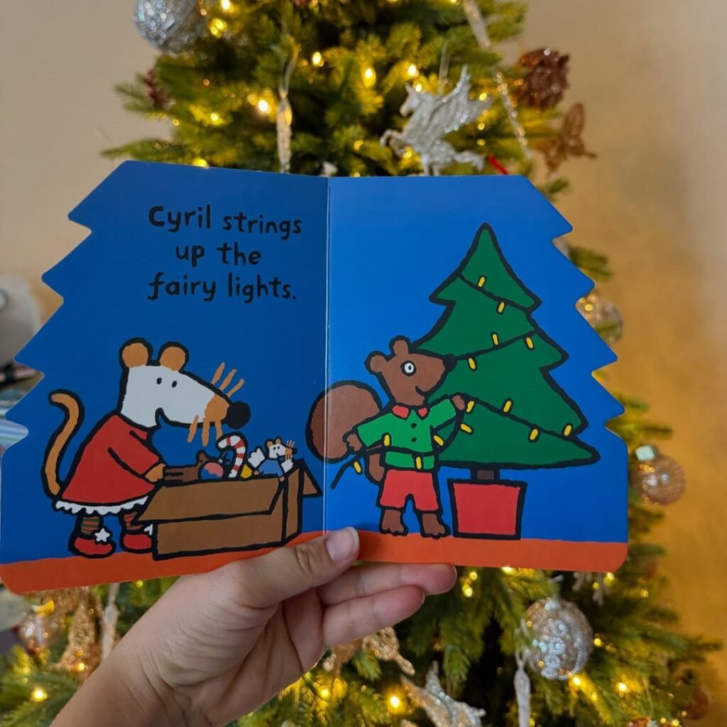 Trang sách bên trong Maisy’s Christmas Tree với tranh minh họa sống động.